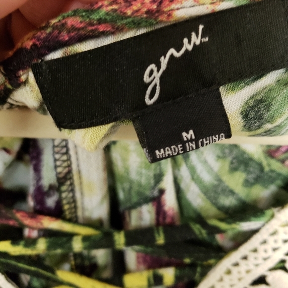 gnw Tropical Sleeveless Green Floral Top Size M Macrame Trim Like New - Picture 3 of 6